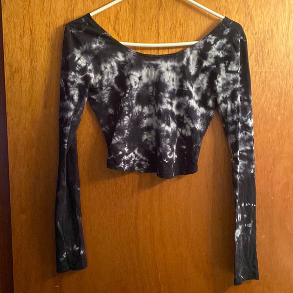 Garage Tops - Garage Black & White Tie-Dye Long Sleeve Crop Top